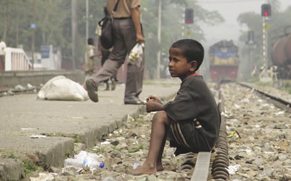 a3-1280px-Street_Child%2c_Srimangal_Railway_Station.jpg